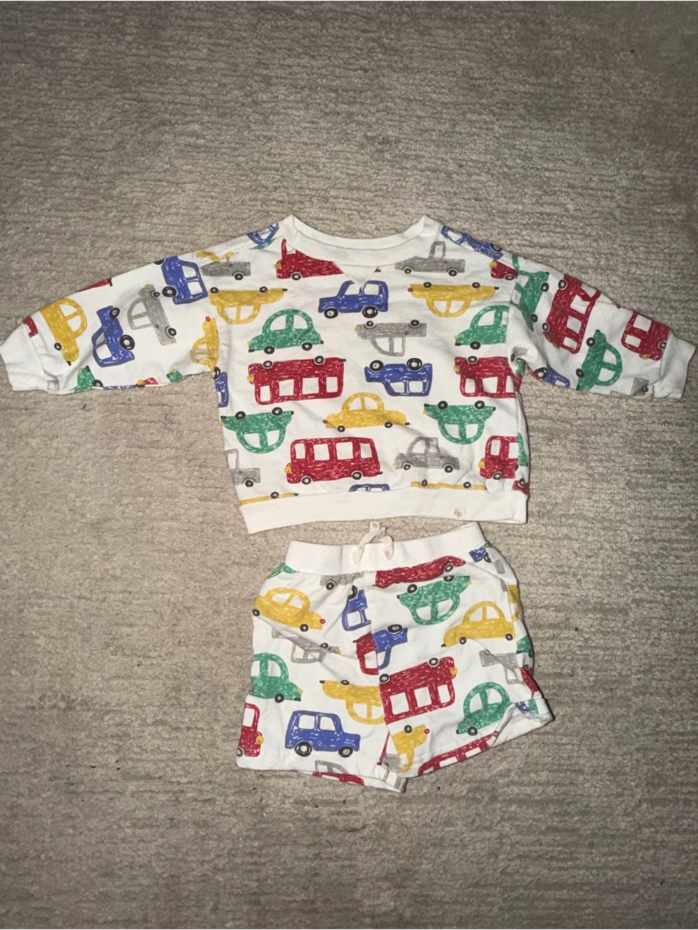 Baybe Bee White Kids Two-Piece Set with Red, Blue, Green, Yellow Cars